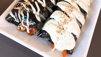 Duh, lelehan mayonnaise dan taburan biji wijennya bikin selera makan meningkat. Dijamin nggak akan ada yang menolak kimbap yang satu ini. Foto: iih_nii  