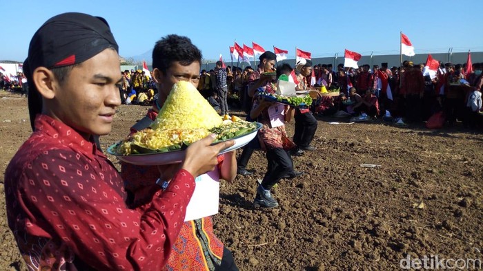 upacara memperingati kemerdekaan dengan tumpeng di ponorogo