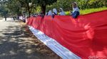 Keren! Warga Jahit Bendera Merah-Putih Sepanjang 3,3 KM