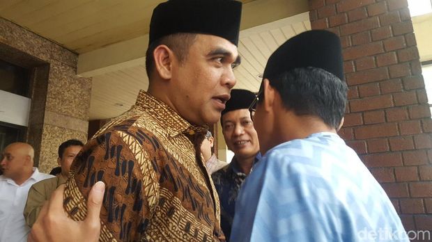 Pakai Kemeja Biru, Sandiaga Sambangi Kantor PBNU