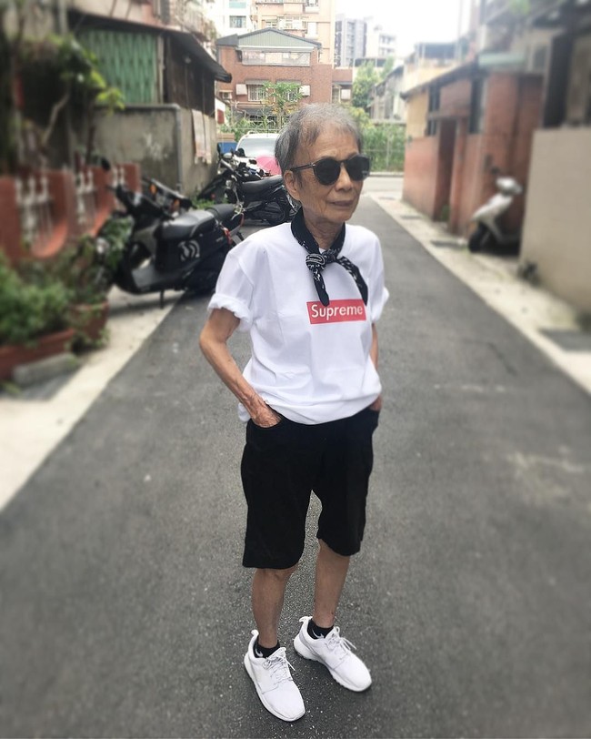 Nenek Moon Lin tampil dengan berbagai brand yang dipakai millennials mulai dari Supreme, Puma hingga Anti Social Social Club. Foto: Instagram ( moonlin0106)