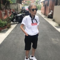 Nenek Moon Lin tampil dengan berbagai brand yang dipakai millennials mulai dari Supreme, Puma hingga Anti Social Social Club. Foto: Instagram ( moonlin0106)
