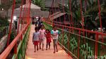 Foto: Saat Warga Menjajal Pengganti Jembatan Indiana Jones