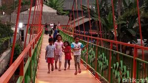 Foto: Saat Warga Menjajal Pengganti Jembatan Indiana Jones