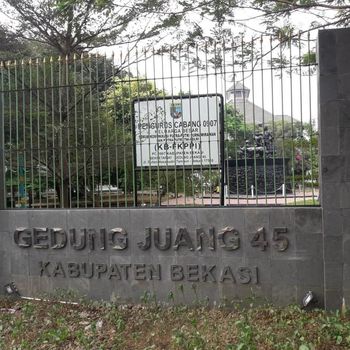 Pagar depan Gedung Juang 45