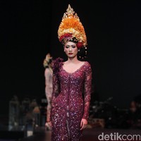 Fashion show koleksi  terbaru dari Vera Anggraini atau lebih dikenal dengan nama Vera Kebaya yang mengusung tema Merajut nusantara berlangsung di Ballroom Raffles Hotel, Jakarta, Rabu [15/8/2018]. Foto: Mohammad Abduh/Wolipop