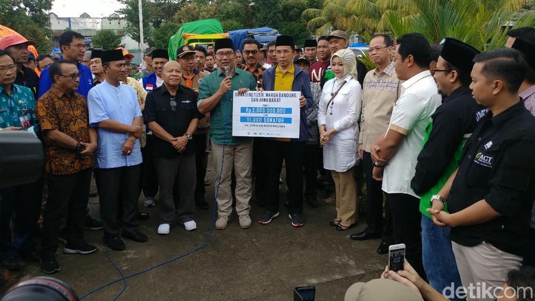 Ridwan Kamil Salurkan Bantuan Rp 2 Miliar ke Korban Gempa Lombok Ridwan Kamil Salurkan Bantuan Rp 2 Miliar ke Korban Gempa Lombok