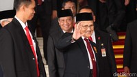BJ Habibie melambaikan tangan kepada wartawan.