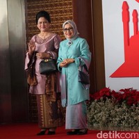 Iriana Jokowi muncul dalam balutan kebaya keunguan bermodel baju kurung yang dipadu dengan bawahan berupa kain batik dan selendang senada. Tidak ketinggalan, tas tangan berwarna hitam ikut memaksimalkan gayanya. (Foto: Lamhot Aritonang)