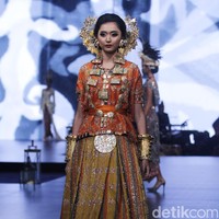 Fashion show koleksi  terbaru dari Vera Anggraini atau lebih dikenal dengan nama Vera Kebaya yang mengusung tema Merajut nusantara berlangsung di Ballroom Raffles Hotel, Jakarta, Rabu [15/8/2018]. Foto: Mohammad Abduh/Wolipop