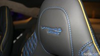 Aston Martin Vanquish S Ultimate bisa mencapai kecepatan maksimal hingga 323 km/jam. Akselerasi 0-100 km/jam cuma butuh 3,5 detik. Foto: Dina Rayanti
