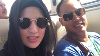 Nia tampak sudah mengenakan hijab saat tiba di Jeddah, sedangkan Ardi masih dengan kaus birunya.