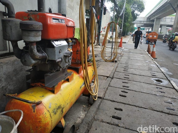Tambal Ban di Trotoar Pinggir Jalan