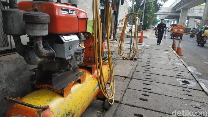 Tambal Ban di Trotoar Pinggir Jalan
