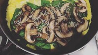 Jamur champignon yang empuk juicy selalu enak dijadikan isian omelet. Tambahkan basil da keju agar makin enak. Foto : Instagram @bheng228