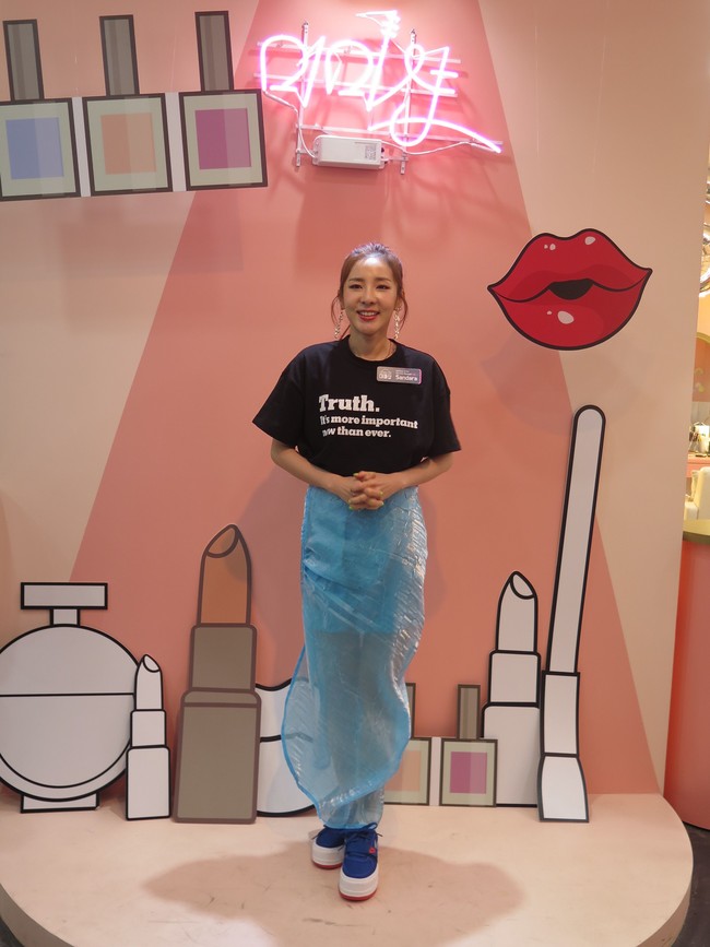 Sandara Park dikenal akan tampilan wajahnya yang cantik dan awet muda. Ia juga berpendapat jika menggunakan warna terang sebagai aksen sedang menjadi tren belakangan. Foto: Rahmi Anjani/Wolipop