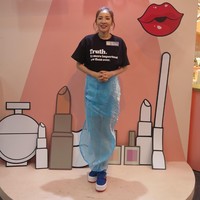 Sandara Park dikenal akan tampilan wajahnya yang cantik dan awet muda. Ia juga berpendapat jika menggunakan warna terang sebagai aksen sedang menjadi tren belakangan. Foto: Rahmi Anjani/Wolipop