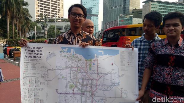 Sapa Warga di Thamrin, Anies Bagikan Peta Transportasi Jakarta