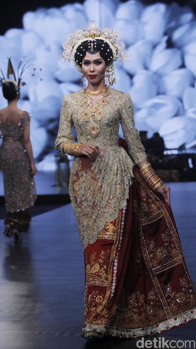 Fashion show koleksi  terbaru dari Vera Anggraini atau lebih dikenal dengan nama Vera Kebaya yang mengusung tema Merajut nusantara berlangsung di Ballroom Raffles Hotel, Jakarta, Rabu [15/8/2018]. Foto: Mohammad Abduh/Wolipop