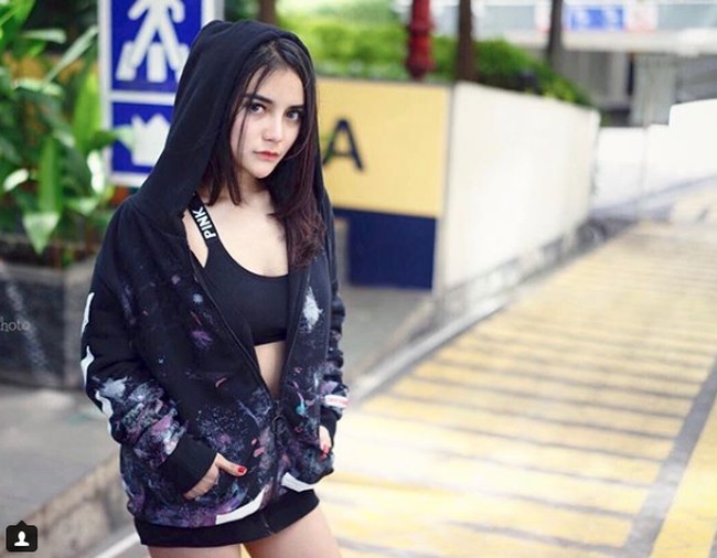 Potret seksi Nabilla sebelum berhijab sudah tersebar di internet. Termasuk video-video seksinya saat live di aplikasi Bigo. Perubahannya untuk berhijab, disinyalir karena menjalin serius dengan Atta Halilintar. Foto: Dok. Instagram/bae_biiiiiii