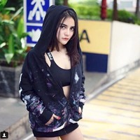 Potret seksi Nabilla sebelum berhijab sudah tersebar di internet. Termasuk video-video seksinya saat live di aplikasi Bigo. Perubahannya untuk berhijab, disinyalir karena menjalin serius dengan Atta Halilintar. Foto: Dok. Instagram/bae_biiiiiii