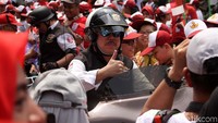 Tidak ketinggalan anak-anak SD juga sangat antusias dengan moge tersebut.