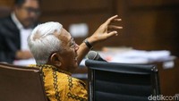 Menteri Sekretaris Negara (Mensesneg) periode 2001-2004, Bambang Kesowo memberi keterangan sebagai saksi meringankan dalam kasus SKL BLBI, di Pengadilan Tipikor, Jakarta, Kamis (16/8/2018).