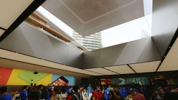 Ini pemandangan atapnya di mana sinar matahari banyak mengalir masuk. Foto: Apple Store Istanbul