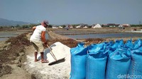 Anjloknya harga garam membuat Hariyanto lebih memilih mengerjakan lahan tambak garamnya sendiri, karena mempekerjakan buruh akan membuat pengeluaran semakin banyak.