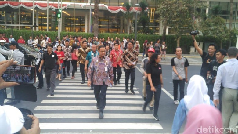 Sapa Warga di Thamrin, Anies Bagikan Peta Transportasi Jakarta Sapa Warga di Thamrin, Anies Bagikan Peta Transportasi Jakarta
