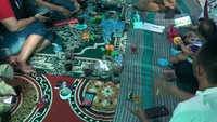 Pagi2 sdh tebar kegantengan ke Warga Ujung Menteng Jakarta Timur, tulis Ketua Ketua Bidang Advokasi dan Hukum DPP Partai Gerindra itu. Ia terlihat ngopi bareng warga sambil ditemani beberapa potong kue pasar. Foto: Twitter @habiburokhman