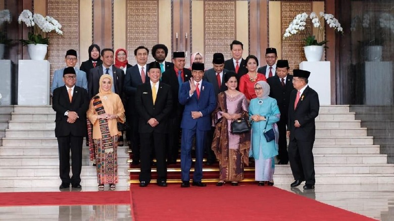 Jokowi Ditodong Foto Bareng Karyawan DPR di Sela Sidang Tahunan Jokowi Ditodong Foto Bareng Karyawan DPR di Sela Sidang Tahunan