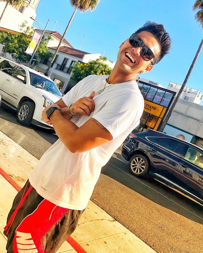 Haram hukumnya bagi Aero beraktivitas tanpa kacamata hitam andalannya. (Foto: Instagram/@aeroaswar)