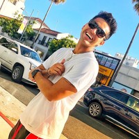 Haram hukumnya bagi Aero beraktivitas tanpa kacamata hitam andalannya. (Foto: Instagram/@aeroaswar)