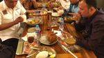Gaya Nyeleneh Habiburokhman, Makan Pake 2 Sendok Hingga Makan Nasi Pake Kerupuk