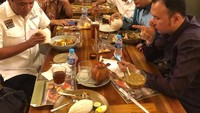 Sebagai Ketua ACTA, Habiburokhman memang kerap makan bersama anggota ACTA. Restoran yang menyajikan hidangan tradisional jadi pilihan makan bareng mereka kala itu. Foto: Twitter @habiburokhman