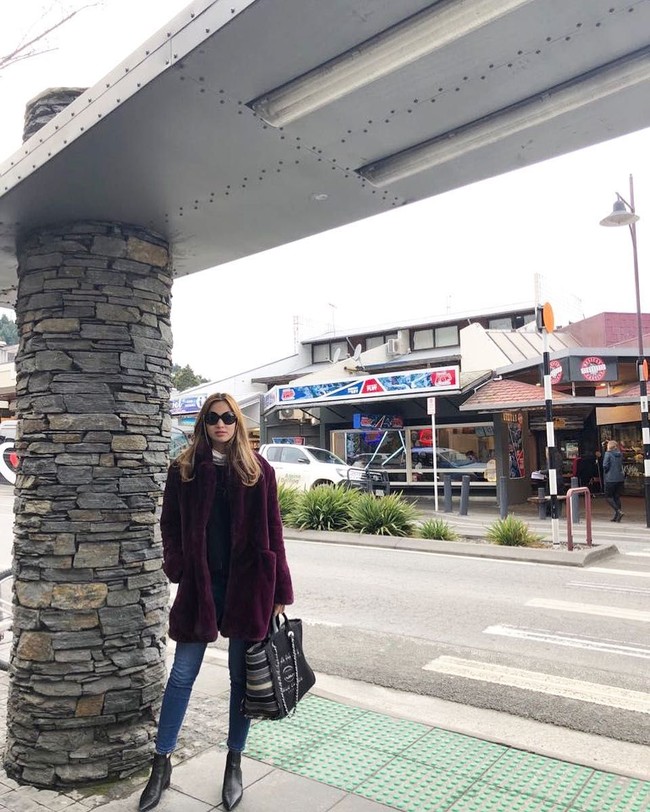 Sebelumnya tas Chanel serupa pernah dipakai Nia Ramadhani saat liburan ke New Zealand bersama suami dan anak-anaknya. Tampil dengan gaya musim dingin, Nia terlihat stylish dalam balutan celana denim, jaket bulu, sepatu boots dan tas Chanel. Foto: Instagram