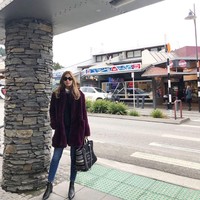 Sebelumnya tas Chanel serupa pernah dipakai Nia Ramadhani saat liburan ke New Zealand bersama suami dan anak-anaknya. Tampil dengan gaya musim dingin, Nia terlihat stylish dalam balutan celana denim, jaket bulu, sepatu boots dan tas Chanel. Foto: Instagram