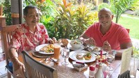 Makan siang dengan salah satu tokoh senior di Gerindra Bali, De Gadjah pilih sop buntut dengan nasi hangat. Foto: Instagram @de_gadjah