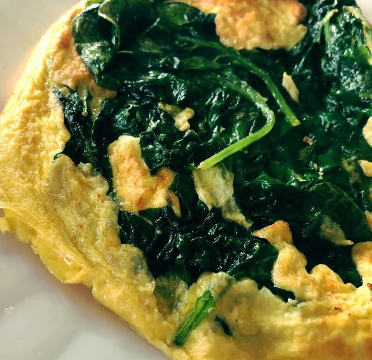 omelet dengan sayuran untuk sarapan sehat