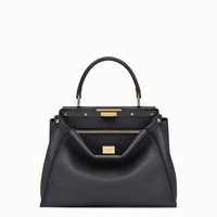 Ditengok di situs resmi Fendi, Peekaboo Essential dijual seharga US$ 3.980 atau sekitar Rp 60 juta. Ada pula Peekaboo Regular dengan ukuran yang lebih besar. Harganya mencapai US$ 4.200 atau Rp 62 juta. (Foto: Dok. Fendi)