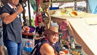 Berlibur ke Thailand, De Gadjah mampir ke floating market sambil mencicipi jajanan pisang bakar di atas peharu mengapung khas Thailand.  Foto: Instagram @de_gadjah