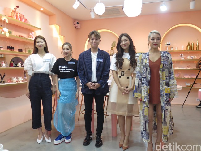 Korea menjadi acuan kecantikan bagi sebagian wanita. Penggemar KBeauty pun sering terinspirasi para artis atau model wanita dari Negeri Gingseng untuk urusan makeup. Beberapa waktu lalu, Wolipop pun berkesempatan untuk bertanya langsung mengenai tren makeup dari artis-artis cantik, seperti Sandara Park hingga Soyul. Seperti apa? Foto: Rahmi Anjani/Wolipop