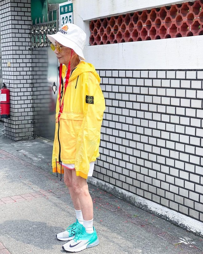 Dari penampilannya yang Hypebeast tersebut, si nenek menjadi viral.  Foto: Instagram ( moonlin0106)