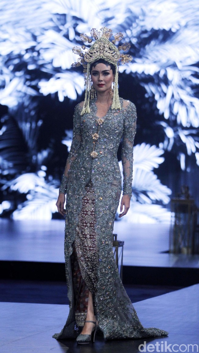 Fashion show koleksi  terbaru dari Vera Anggraini atau lebih dikenal dengan nama Vera Kebaya yang mengusung tema Merajut nusantara berlangsung di Ballroom Raffles Hotel, Jakarta, Rabu [15/8/2018]. Foto: Mohammad Abduh/Wolipop