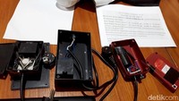 Ia menjelaskan, awalnya alat yang dikatakan penghemat listrik ini intinya berisi komponen listrik bernama kompresor. Pada beberapa produk yang dipasarkan selain kapasitor juga dilengkapi saklar, lampu indikasi dan voltmeter (pengukur tegangan).