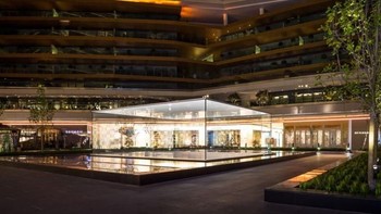 Apple Strore ini dibuka pada tahun 2014 dan selalu penuh dipadati pengunjung. Desainnya minimalis dan elegan dengan kotak kaca di atas sementara atapnya seperti laptop MacBook. Foto: Apple Store Istanbul