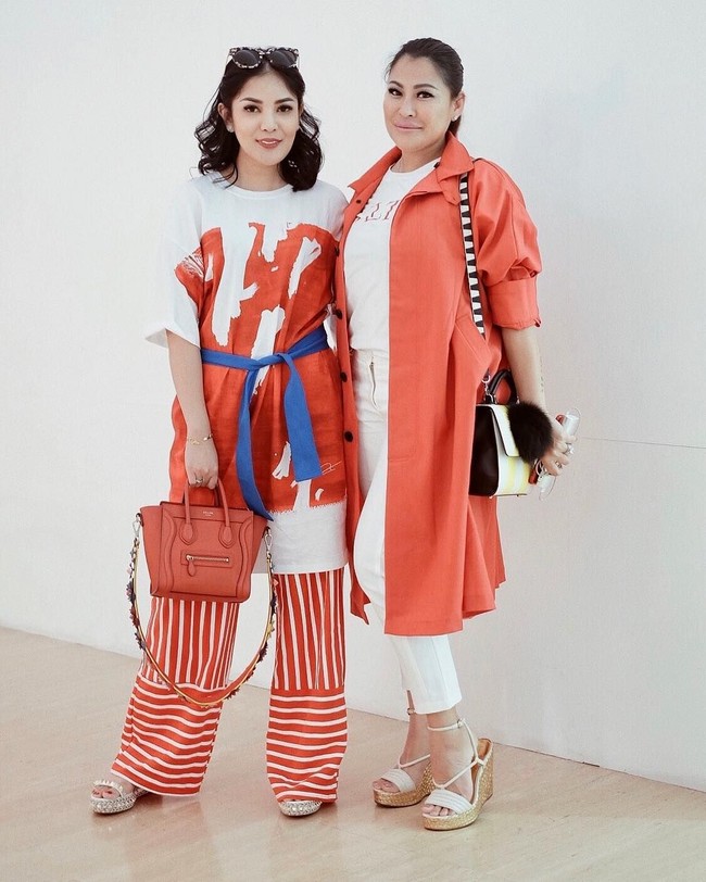 Coba tampil playful ala Nindy yang menggabungkan corak dan motif garis warna merah dan putih. Untuk membuat tampilan atasan dan celana tetap memberi siluet, tambahkan belt di pinggang dengan warna kontras. Foto: Dok. Instagram