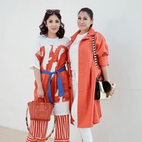 Coba tampil playful ala Nindy yang menggabungkan corak dan motif garis warna merah dan putih. Untuk membuat tampilan atasan dan celana tetap memberi siluet, tambahkan belt di pinggang dengan warna kontras. Foto: Dok. Instagram