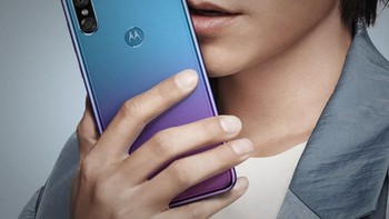 Kemiripan tersebut terlihat di bagian layar di mana tampil full screen dengan notch yang cukup lebar di bagian atas. Lalu di bagian belakang terdapat kamera ganda yang didesain vertikal di bagian kiri atas. Foto: Motorola